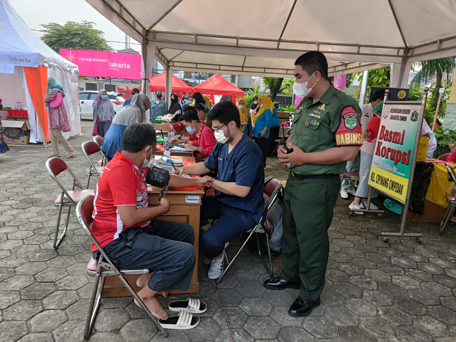 Babinsa Koramil 01/Jatinegara Bersama Tiga Pilar Kelurahan Cipinang Cempedak Gelar Vaksin Lanjutan Booster