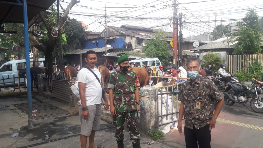 Jaga Ketertiban, Babinsa Koramil 08 JB Tinjau Lokasi Perdagangan Hewan Kurban di Wilayah Binaan