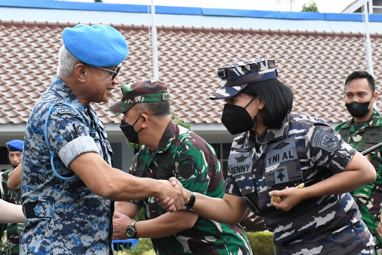 Komandan Lanal Bandung Laksanakan Penghantaran Panglima ATM Malaysia di Bandara Husen Sastra Negara Bandung