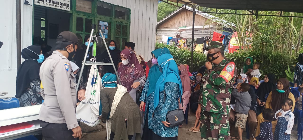 Perduli Kesehatan, Babinsa Dampingin Warga Posyandu