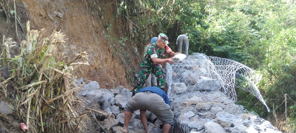 Antisipasi Tanah Longsor, Babinsa Bantu Masyarakat Pasang Bronjong