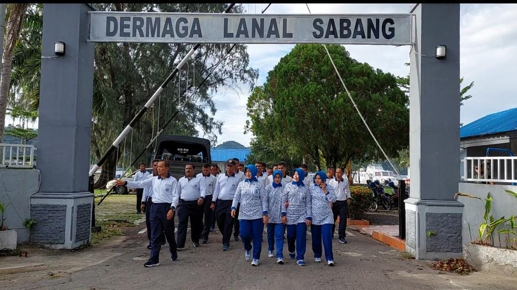 Jalin Kebersamaan, Danlanal Sabang Ajak Personel dan Jalasenastri Olahraga Gembira