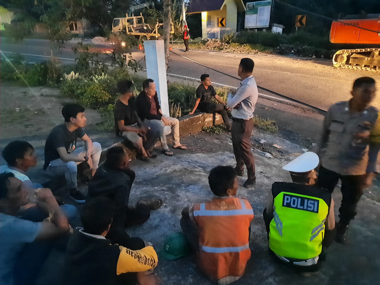 Polisi Lakukan Penyelidikan Terkait Mobil Bermuatan Getah Pinus Olahan Yang Mengalami Kecelakaan di Bener Meriah