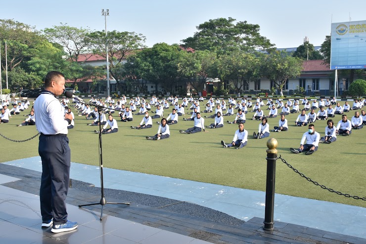 Disela- sela Olahraga Pagi Bersama, Pangkoarmada I Berikan Jam Komandan Kepada Seluruh Prajurit 