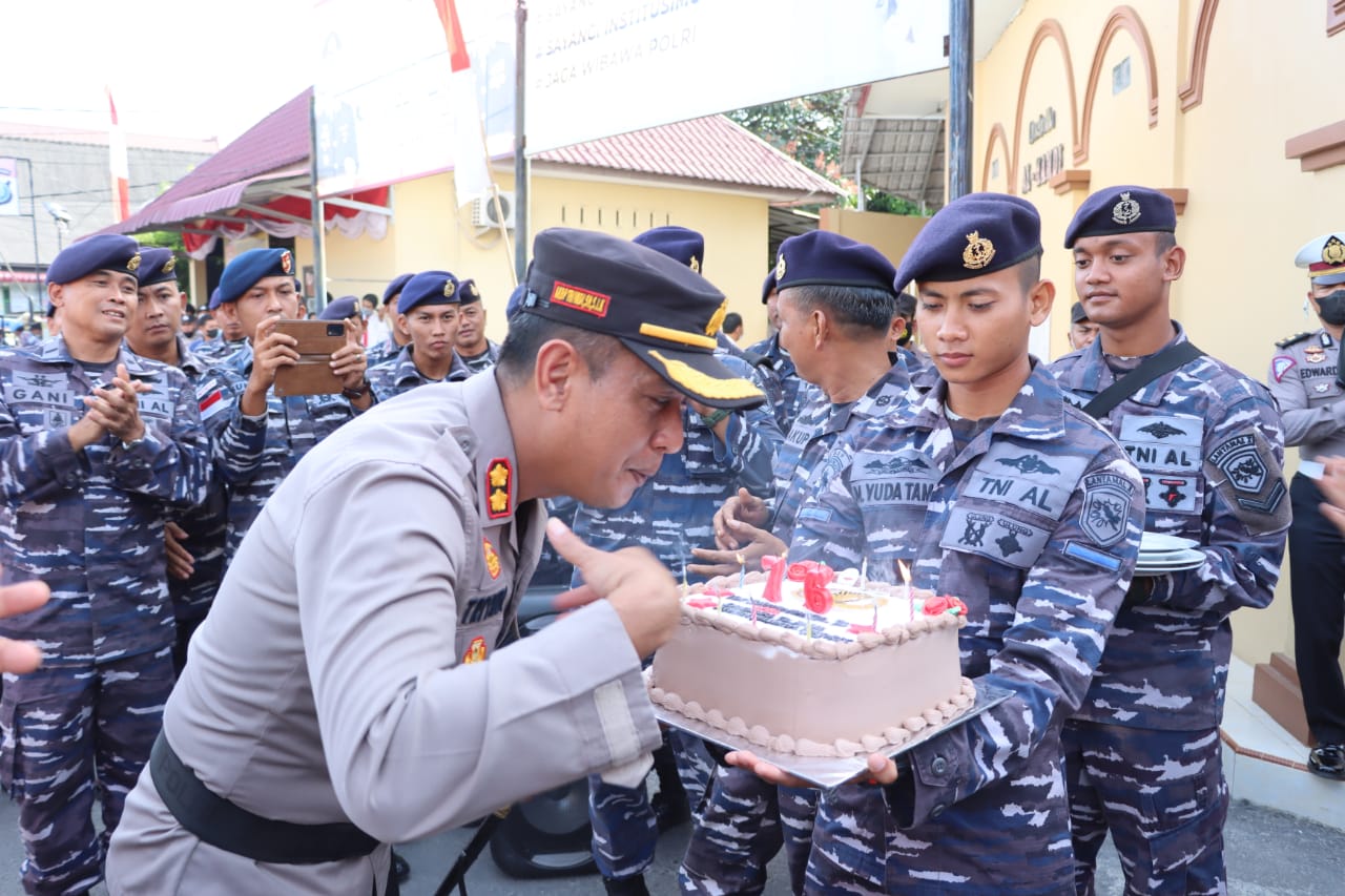 Perkuat sinergitas TNI-POLRI, Danlanal Tanjung Balai Asahan Beri Kejutan Polres Tanjung Balai di Hari Bhayangkara Ke-76