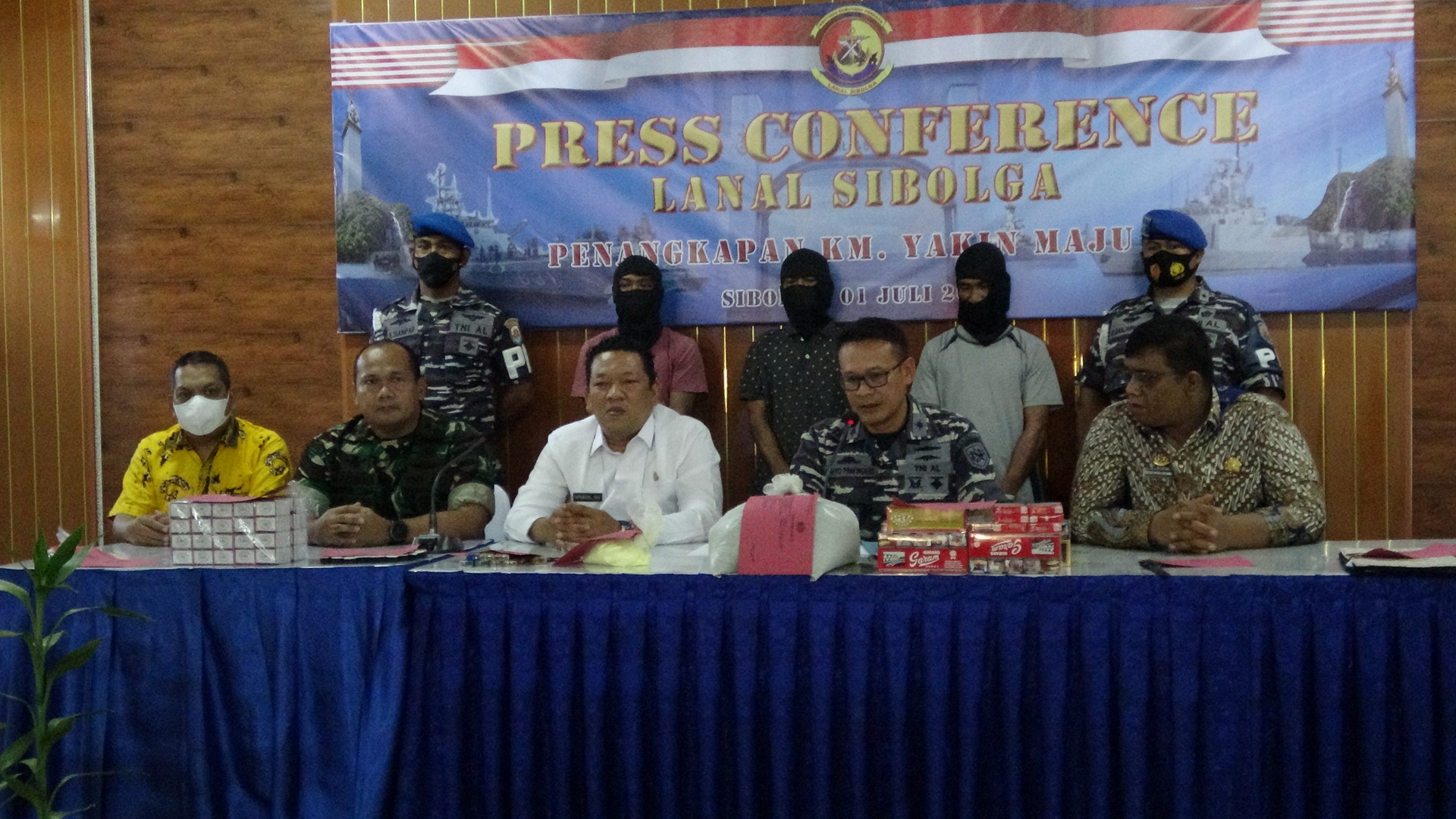 Komandan Lanal Sibolga Bersama Forkopimda Kota Sibolga Gelar Press Confrence Dalam Keberhasilan Penangkapan Kapal Nelayan Dengan Handak