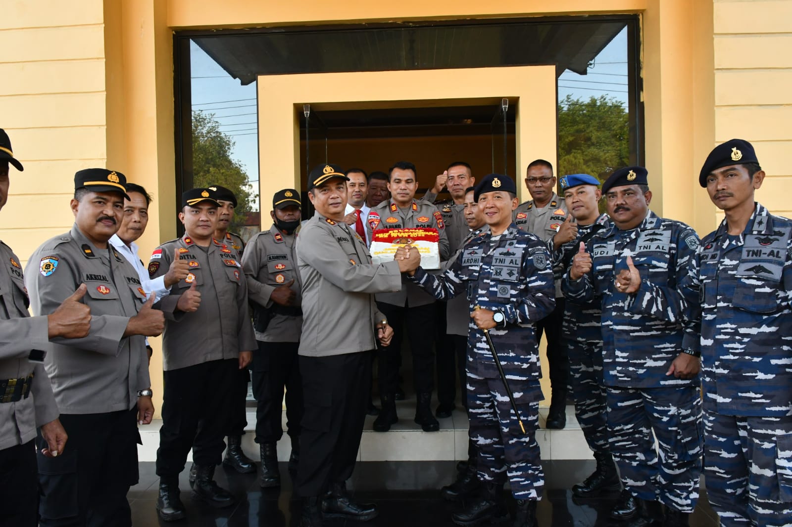 Perkokoh Sinergitas TNI-Polri, Danlanal Sabang Beserta Danposal Jajaran Lanal Sabang Sambangi Polres dan Polsek Dihari HUT Bhayangkara Ke-76 Tahun 2022