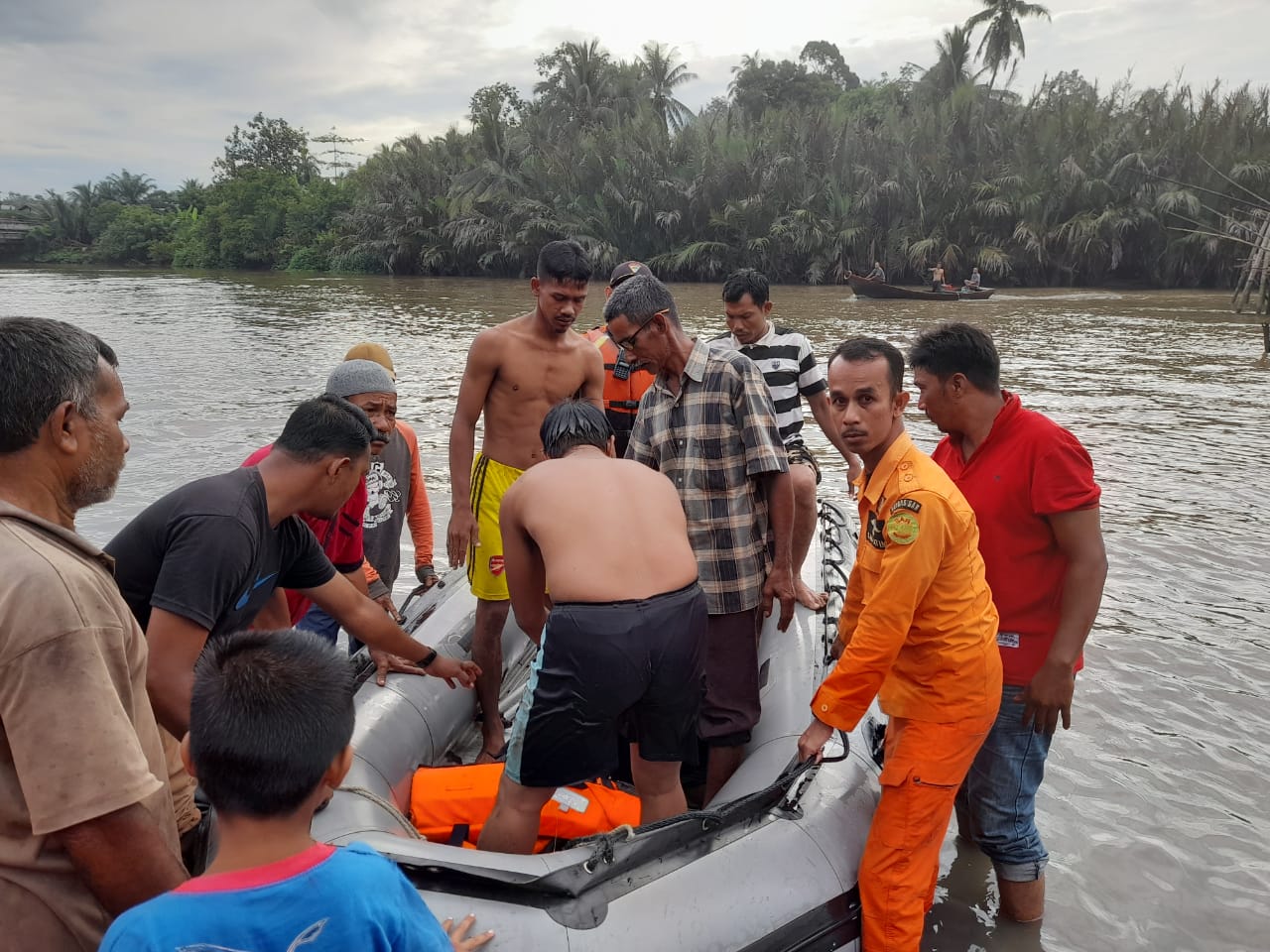 *Kapolsek Madat Pantau Pencarian Dan Bantu Evakuasi Bocah Tenggelam di Sungai Lung Sa*