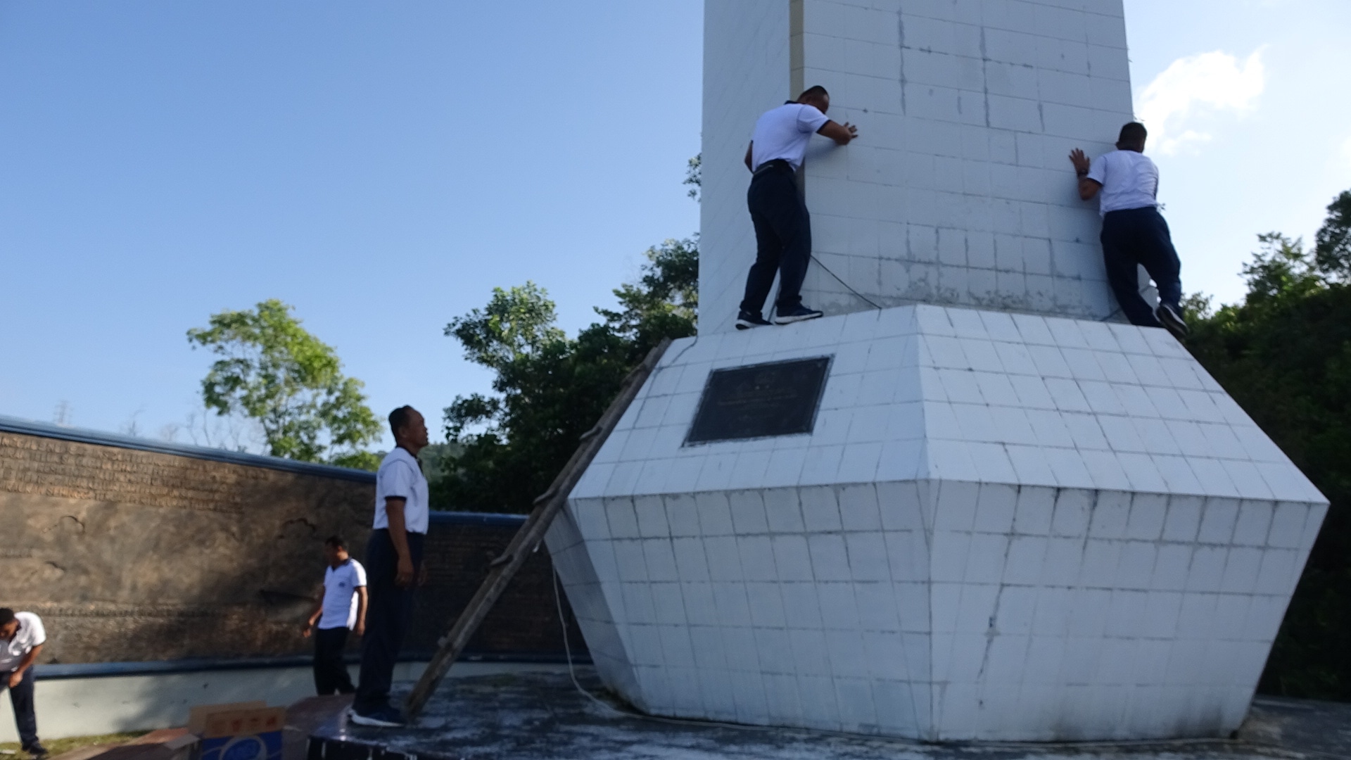 Danlanal Sibolga Pimpin Pembersihan dan Pemeliharaan Kawasan Monumen Letnan Oswald Siahaan Di Tapian Nauli