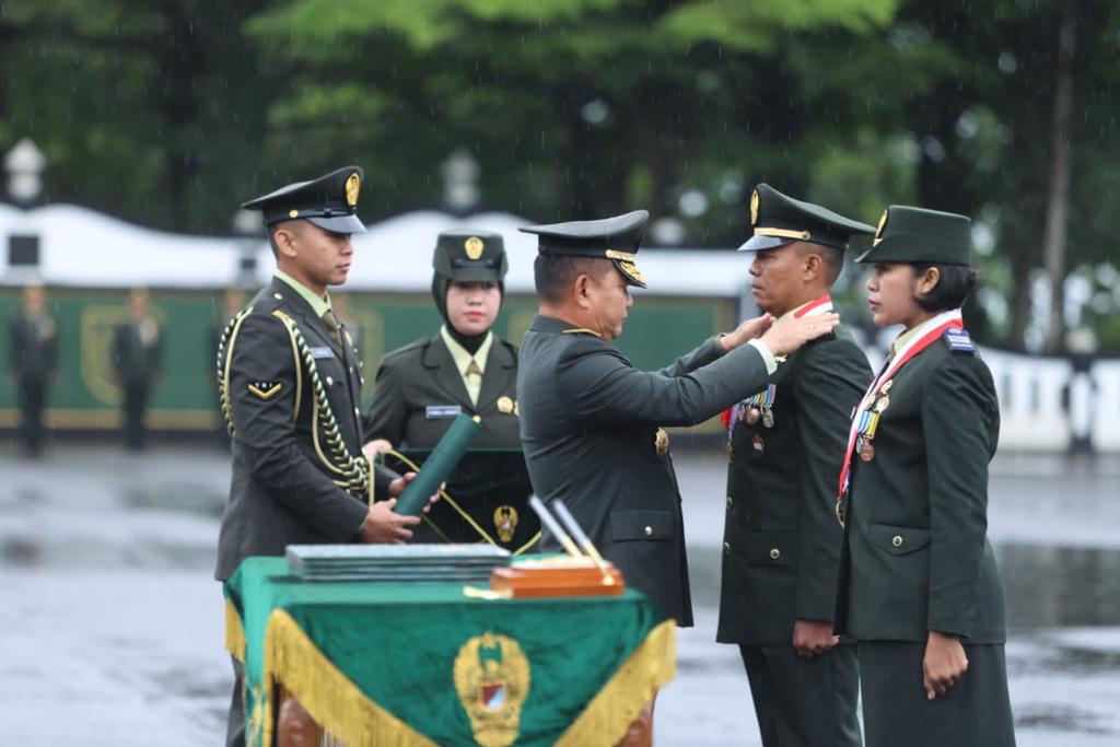 Di Bawah Guyuran Hujan, 593 Perwira Muda Dilantik Kasad