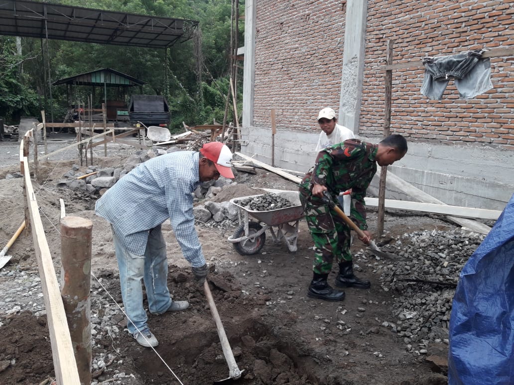 Babinsa Dukung Pembangunan Pondasi Mesjid