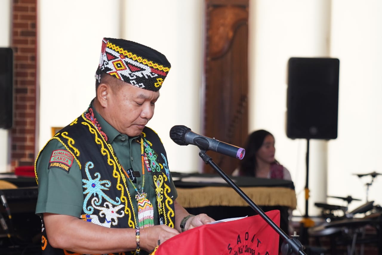 Kasad Dianugerahi Warga Kehormatan Utama Masyarakat Adat Dayak