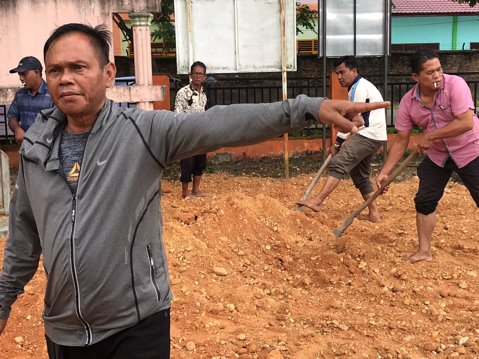 Bersih-Bersih, Sekcam Idi Rayeuk Nekat Naik Eskavator Pangkas Pohon Dihalaman Kantor Camat