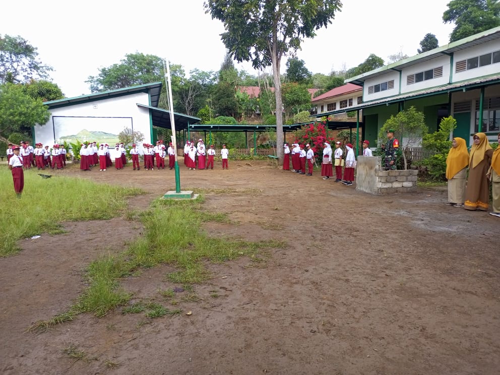 Babinsa Pimpin Upacara Bendera Di Sekolah Dasar Negeri Jamur Atu