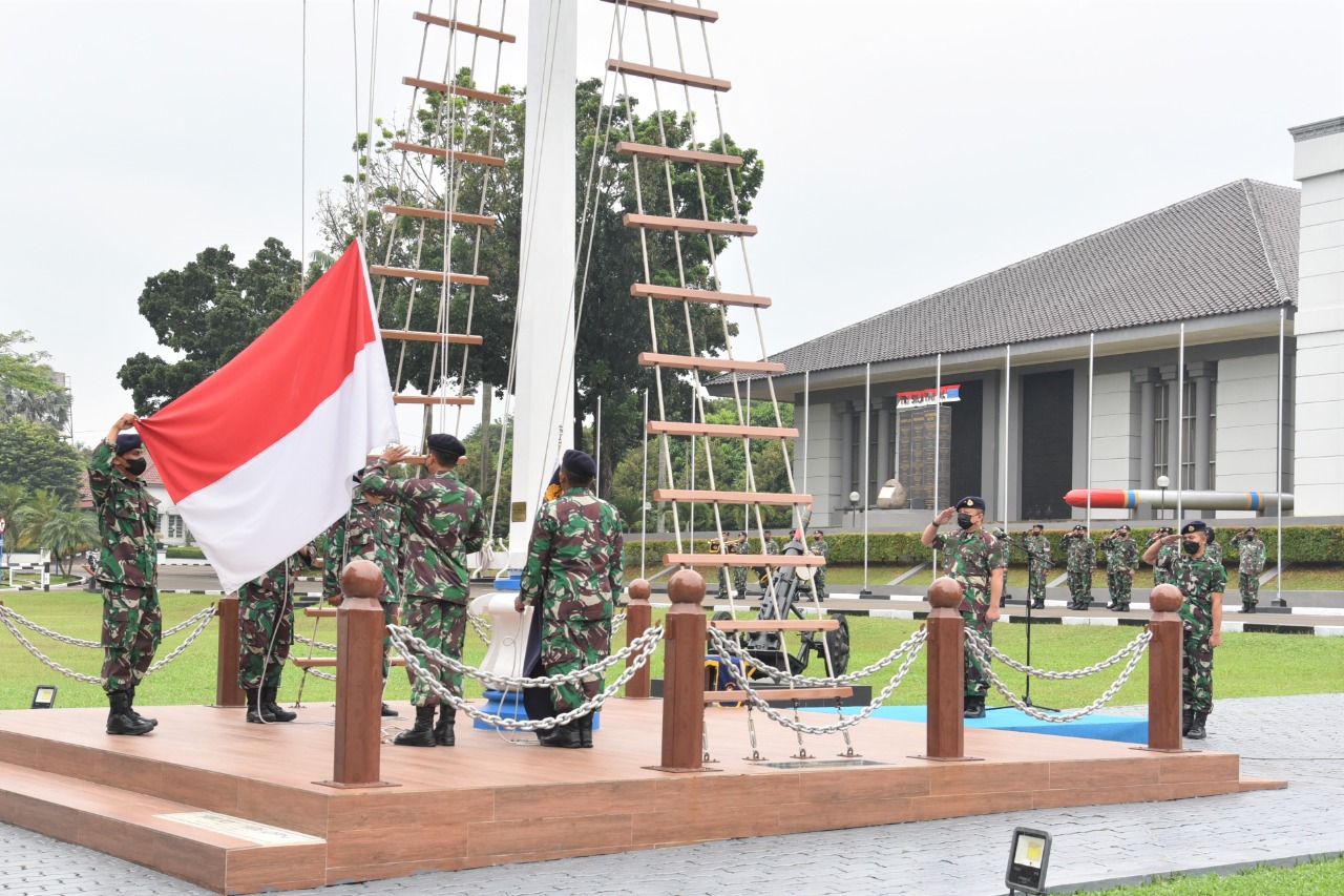 WADAN SESKOAL PIMPIN UPACARA BENDERA HARI SENIN DI LAPANGAN APEL SESKOAL.