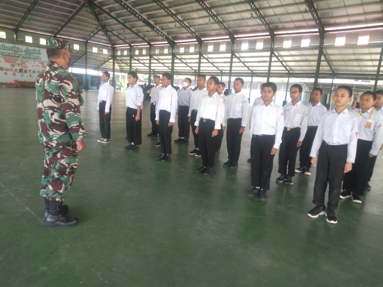 Bentuk Disiplin Siswa SMP Minhajurosydin Oleh Babinsa Koramil 07/Cipayung Pada Program LDKS