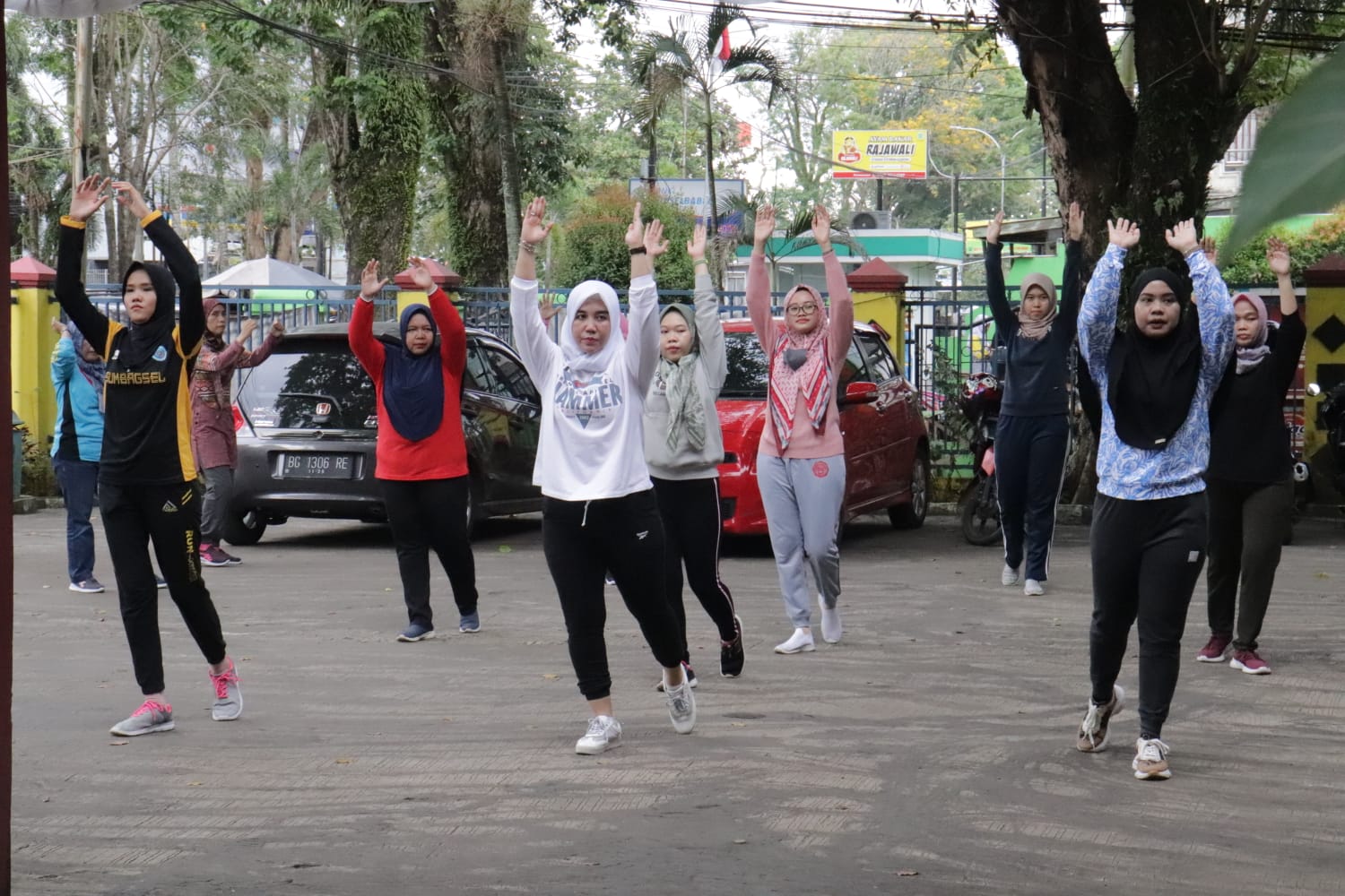 Guna Menjaga Kebugaran Tubuh di Tengah Beraktivitas Seluruh ASN dan Non-PNSD di Kecamatan SU II Palembang Gelar Senam Rutin