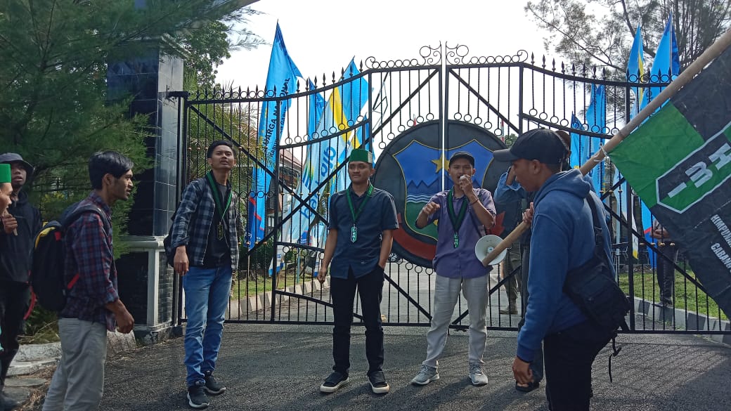 Garut Darurat Tata Ruang Wilayah Himpunan Mahasiswa Islam   (HMI) Komisariat Unipersitas Garut (UNIGA) Geruduk Kantor Bupati Garut.”