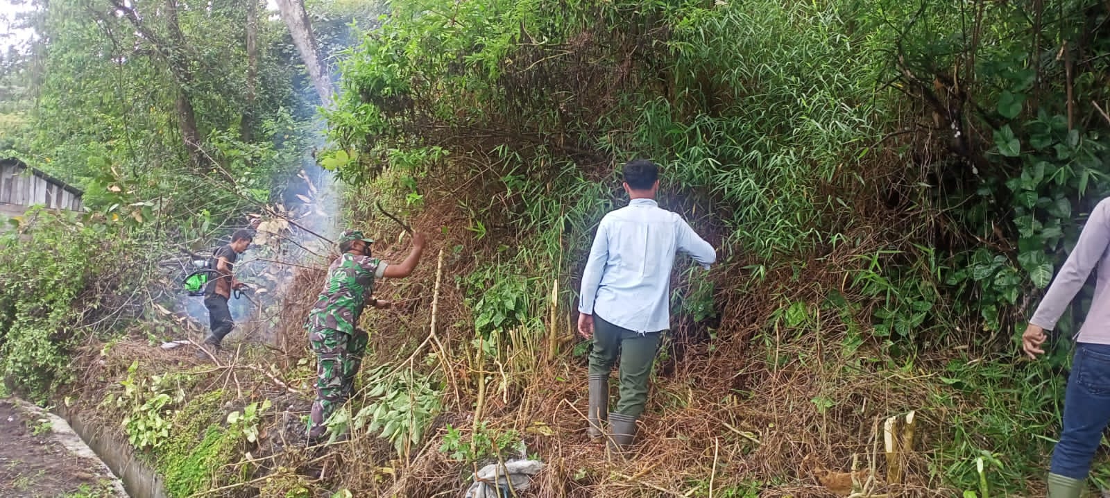 Melawan Bosan: Babinsa Kembali Jum’at Bersih Bersama Warga