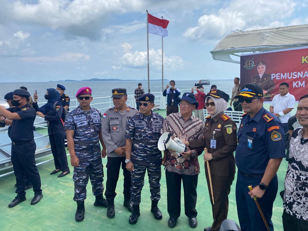 Danlanal Batam Hadiri Pemusnahan Kapal Ikan Asing (KIA) Di Perairan Kepri Coral Batam