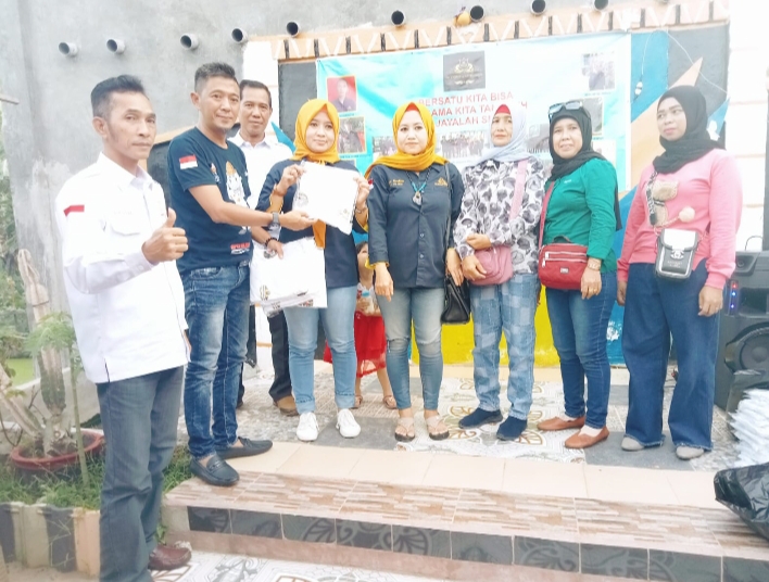 Melalui Korcam Dan Korlur, Charma Afrianto Bagikan Baju Seragam Anggota BKB Kota Palembang