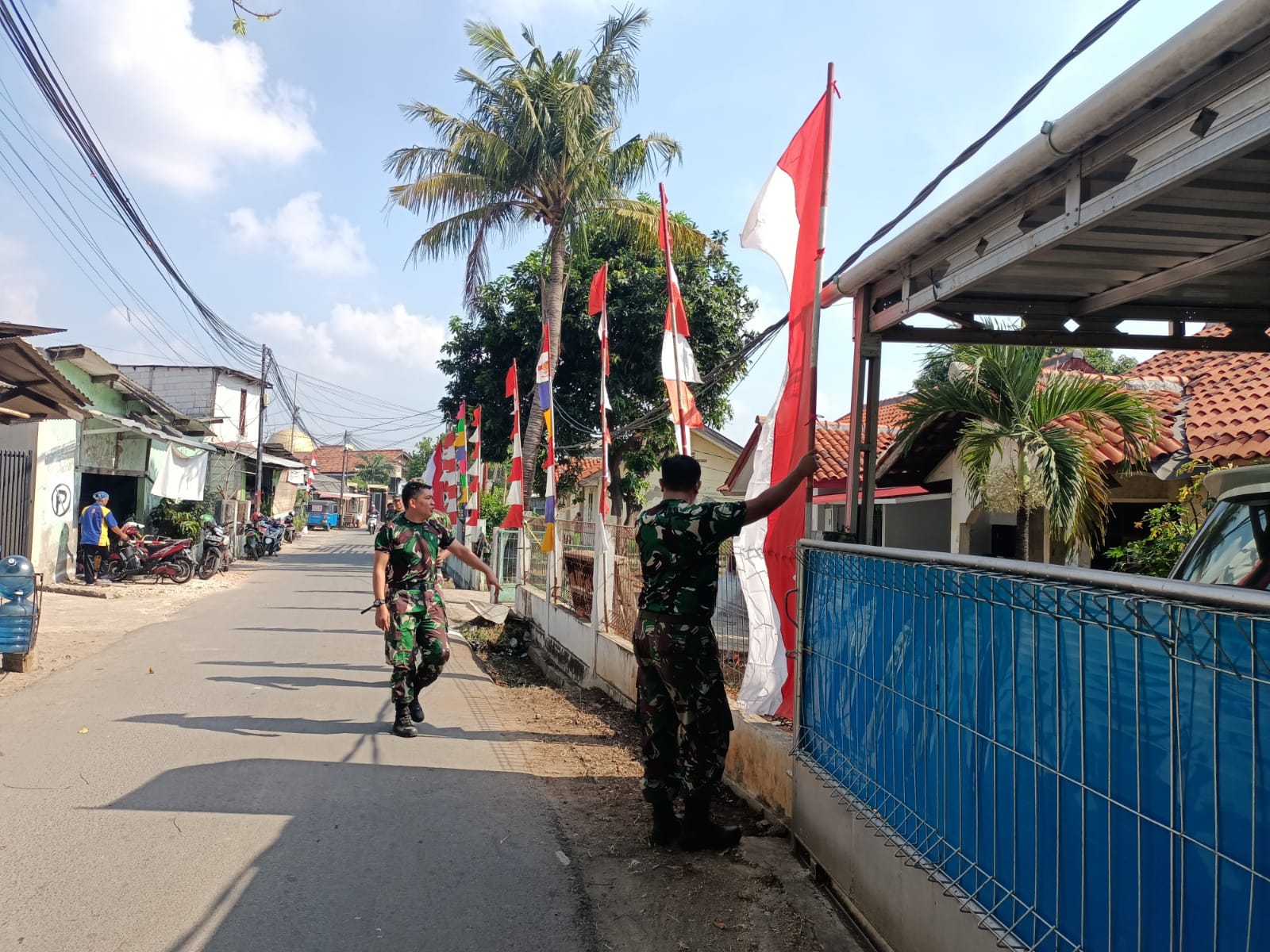 Meriahkan HUT RI Ke 77, Anggota Kodim 0505/JT Pasang Umbul-Umbul dan Bendera Merah Putih