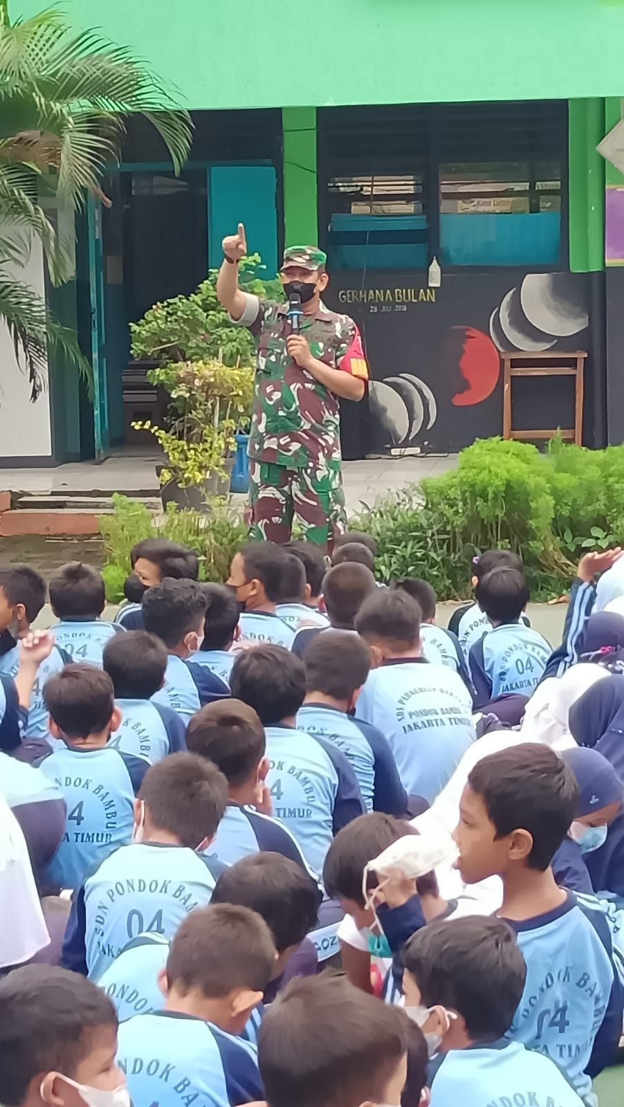 Babinsa Koramil 08/Duren Sawit Giat Wasbang SDN 04 Pondok Bambu.