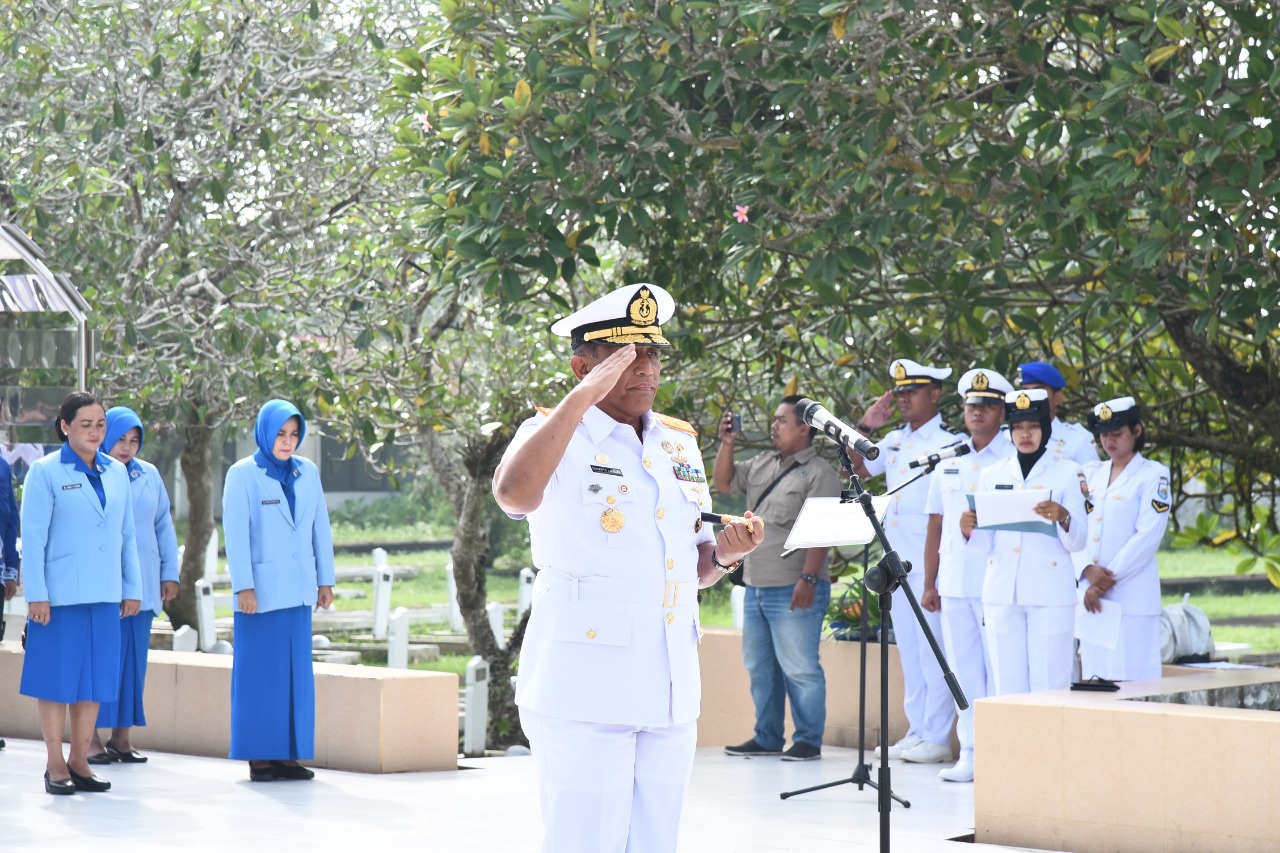 Danlantamal XII Pimpin Ziarah Rombongan Jelang HUT Ke-7 Pangkalan Utama TNI Angkatan Laut XII