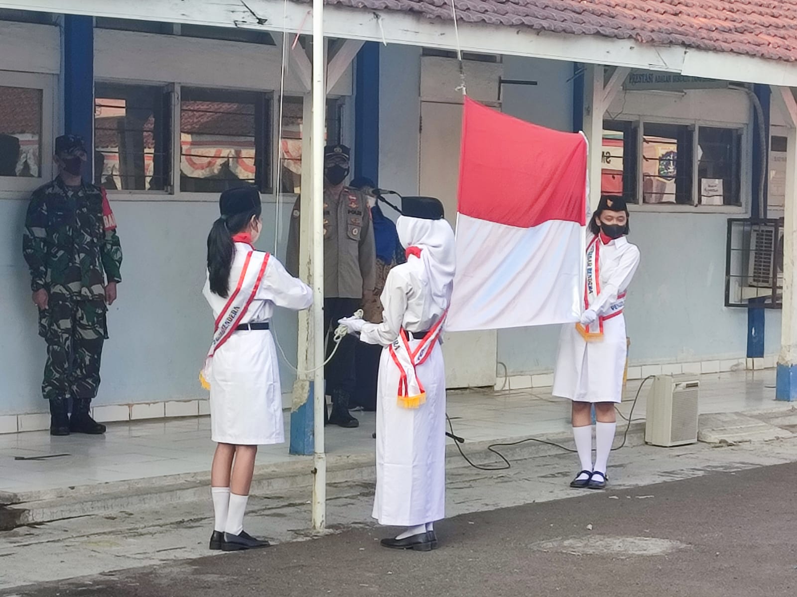 Terapkan Kedisiplinan Babinsa, Bhabinkamtibmas Hadir Giat Upacara bendera di SMK Cipta Karya.