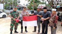 Tanamkan Rasa Nasionalisme, Kapolsek Peureulak Barat Bersama Muspika Bagikan Bendera Merah Putih ke Masyarakat.