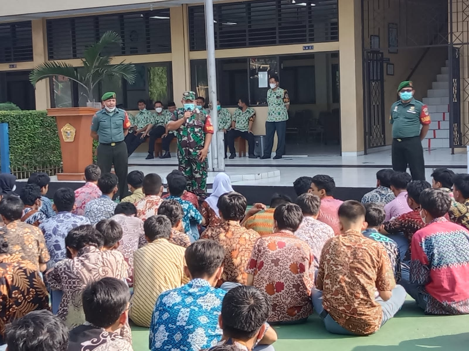 Bentuk Sikap Disiplin Siswa, Babinsa Koramil 04/Pulogadung Berikan Wasbang dan Lat.PBB