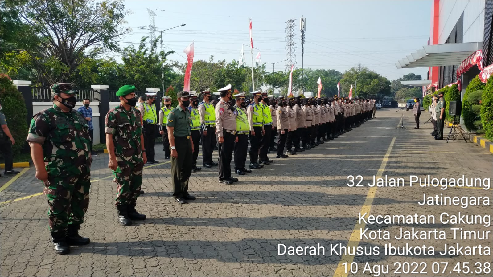 Polsek dan Koramil 06/Cakung Kawal dan Amankan Aksi Unras Sejuta Buruh.