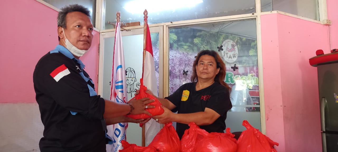 Rayakan HUT RI ke 77 Dengan Berbagi,DPW MIO Jakbar Salurkan Paket Sembako Kepada Anggota