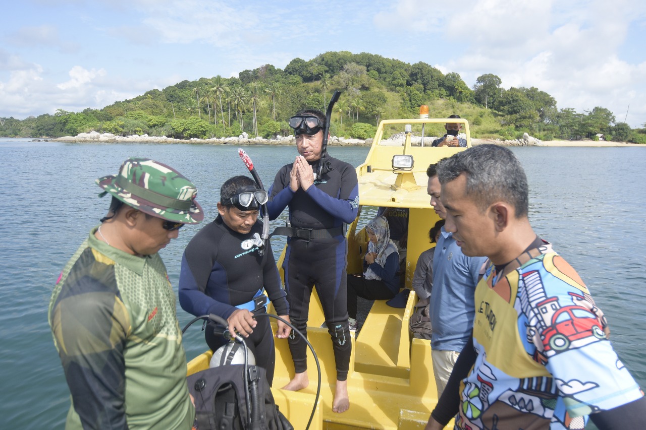 JELANG PENGIBARAN BENDERA DI BAWAH LAUT, KOMANDAN LANTAMAL IV MENYELAMI PANTAI DOLPHIN BINTAN