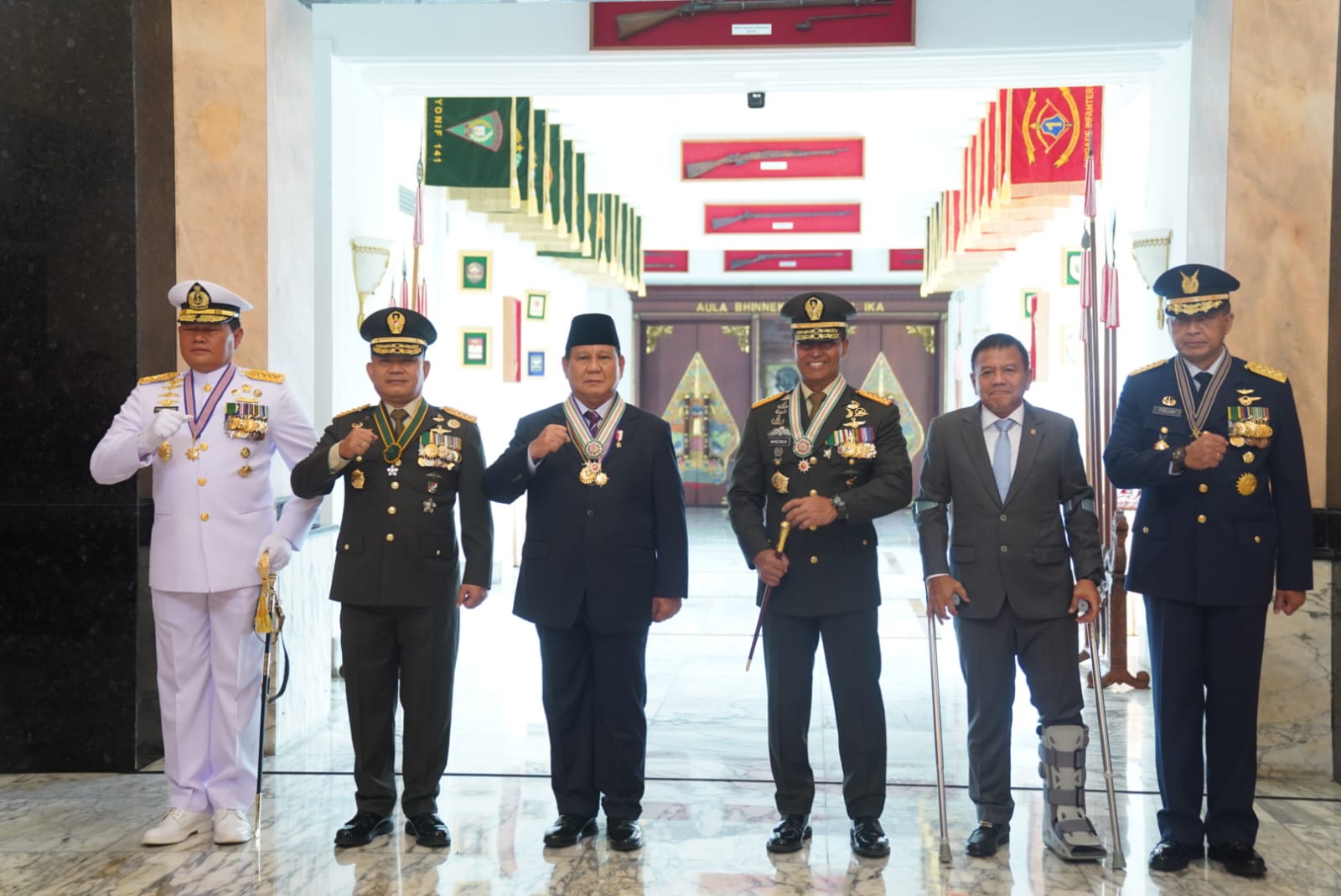 Kasad Sematkan Tanda Kehormatan Bintang Kartika Eka Pakci Utama kepada Menhan RI