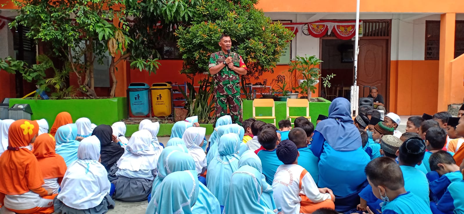 Tanamkan Cinta Tanah Air Siswa SD Juara Oleh Koramil 06/Cakung