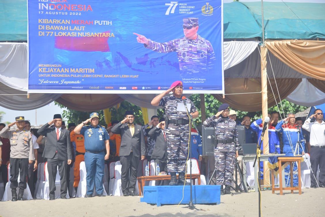 TNI AL Lanal Lhokseumawe Bersama Unsur TNI-Polri, Pemda dan POSSI Kibarkan Bendera Merah Putih Didasar Laut