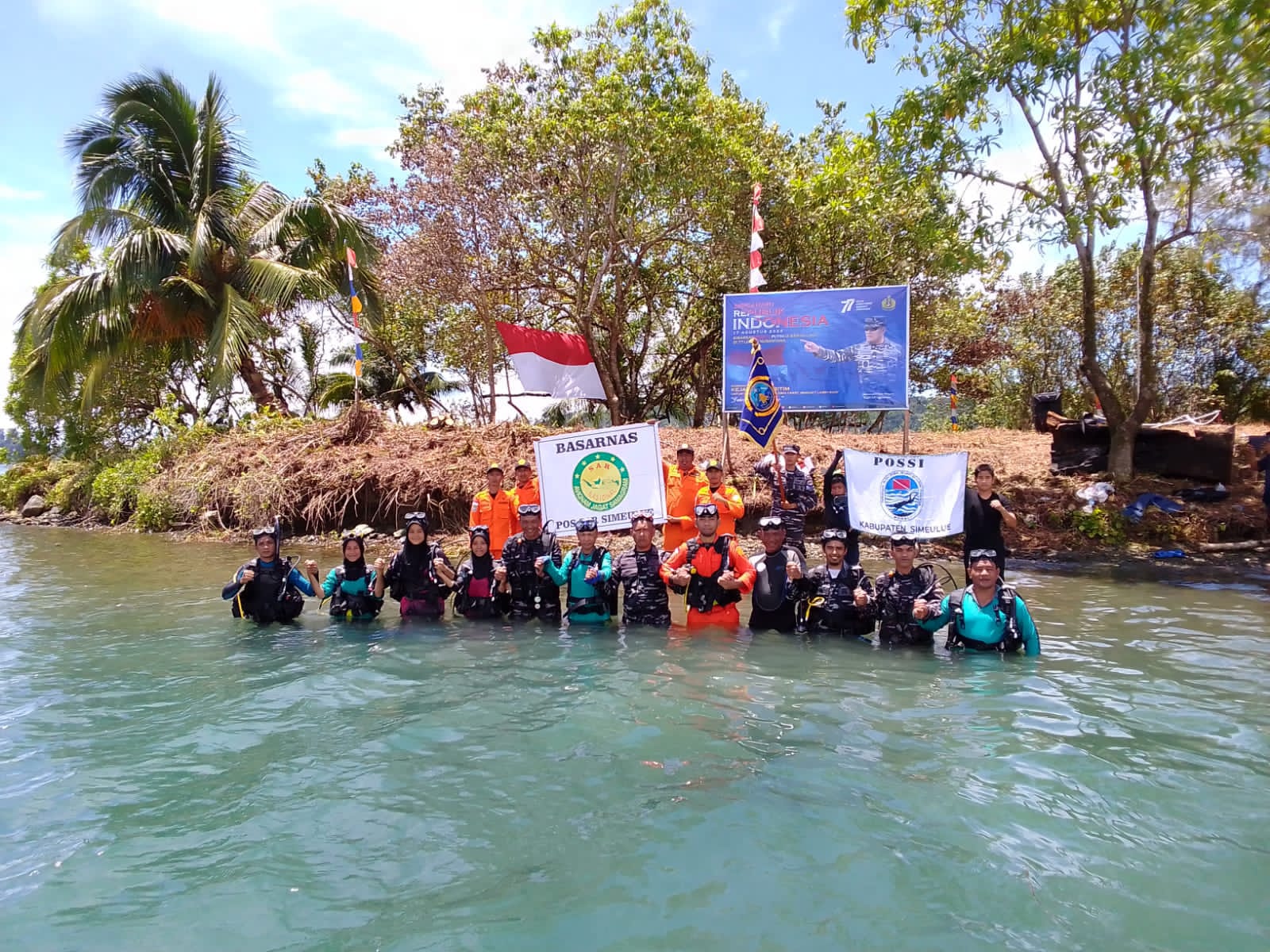 Pertama Kali Di Pulau Simeulue, TNI AL Kibarkan Bendera Merah Putih Dibawah Laut Dalam Rangka HUT RI Ke-77