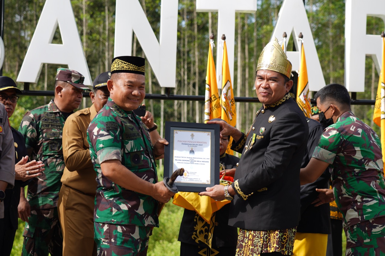 Tinjau Titik Nol IKN, Kasad Dianugerahi Gelar Adat Kakah Demong Agung Bela Negara