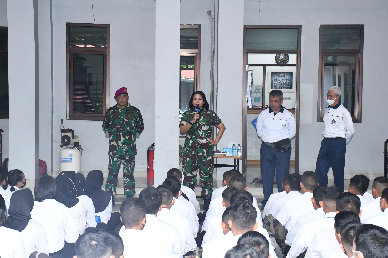 Komandan Lanal Bandung Berikan Pengarahan Kepada Calon Prajurit TNI AL Tahun 2022 Sub Panda Bandung