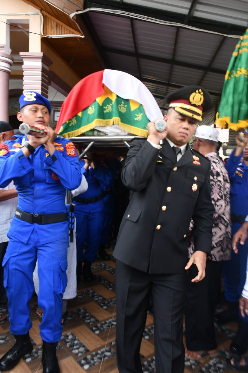 Kapolres Aceh Timur Antarkan ke Peristirahatan Terakhir AKP Zainurrusydi