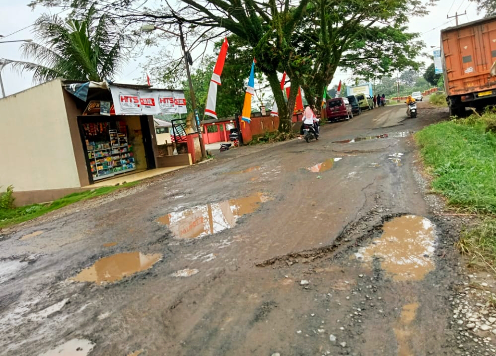 Warga Keluhkan Jalan Rusak Dan Berlubang Didepan Kantor Kecamatan Katibung