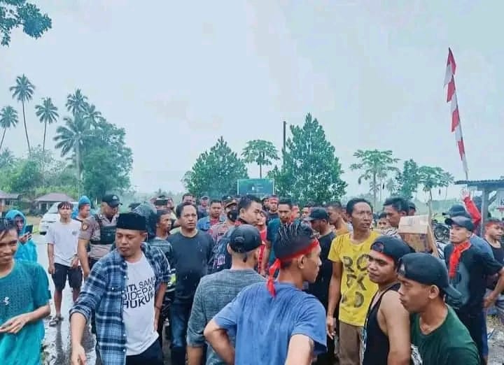 Menolak PT BDL Masyarakat Lingkar Tambang Melakukan Aksi Damai