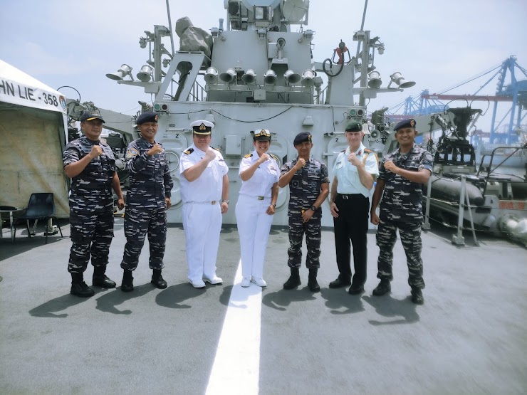 TNI AL, KRI JOHN LIE-358 Passex Dengan HMCS Winnepeg-338 Kapal Perang Canada