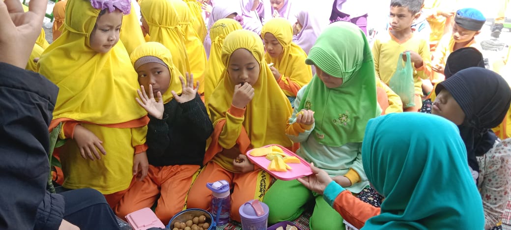 Memperingatin Hari Buah Dan Sayur Tim Uks SD IT Az-zahra Adakan Sosialisasi Pengenalan Buah Dan Sayur Serta Manfaatnya