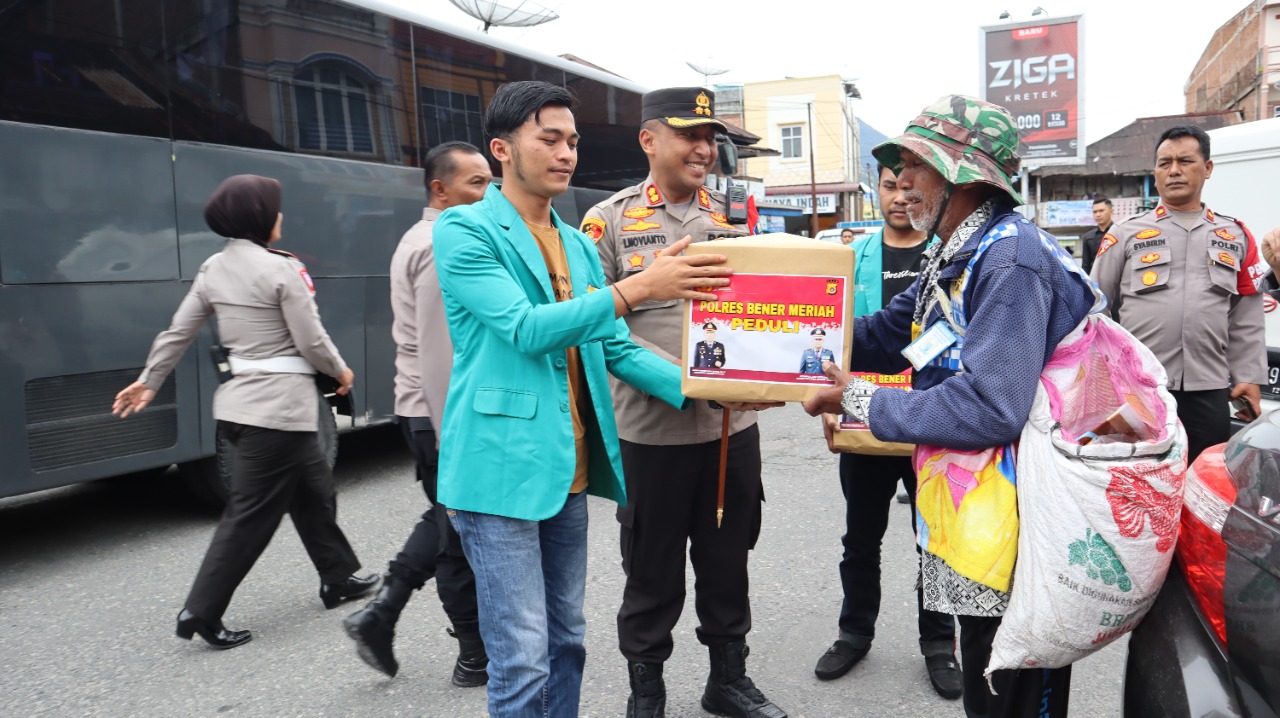 Kapolres Bersama Mahasiswa Bagikan Sembako Dari Kapolda Aceh di Bener Meriah