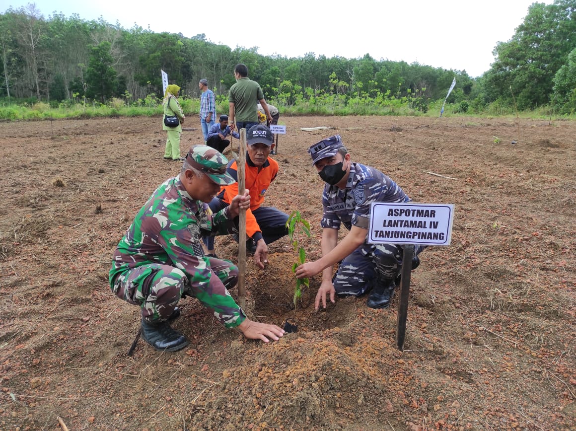 LANTAMAL IV BERSAMA BBKSDA MELAKSANAKAN PENANAMAN POHON DI HUTAN KONSERVASI