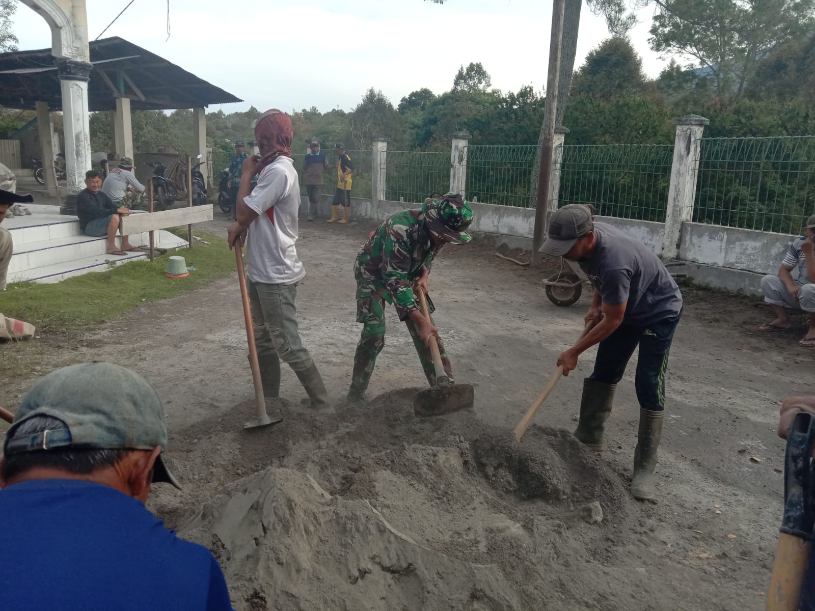 Babinsa 03/Timang Gajah Cukup akrab bersama masyarakat sehingga ia sepakat Ajak Warga Rehab Masjid Al – Mukaromah.