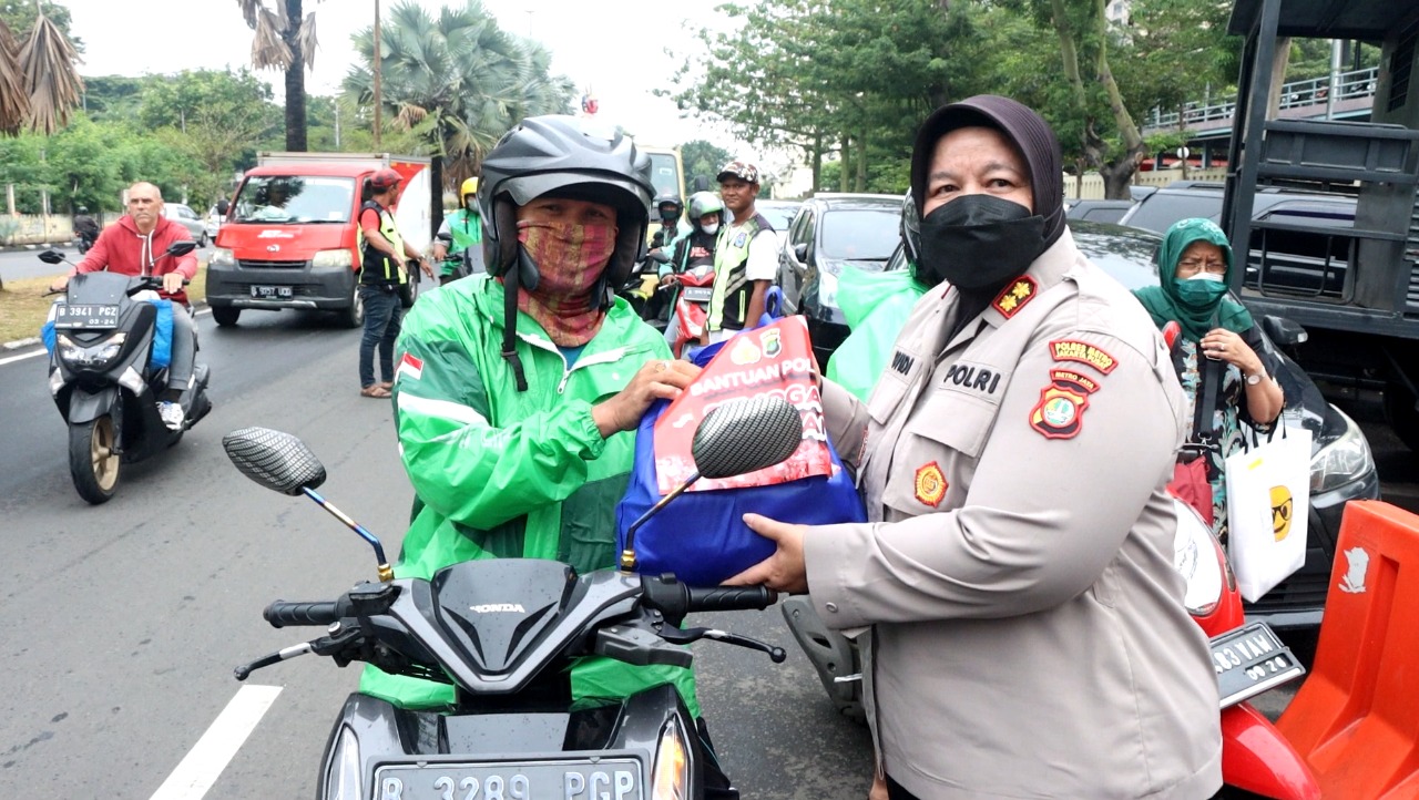 Polres Metro Jakpus Bagikan 200 paket sembako kepada Warga yang terdampak pengalihan subsisdi BBM di Kemayoran