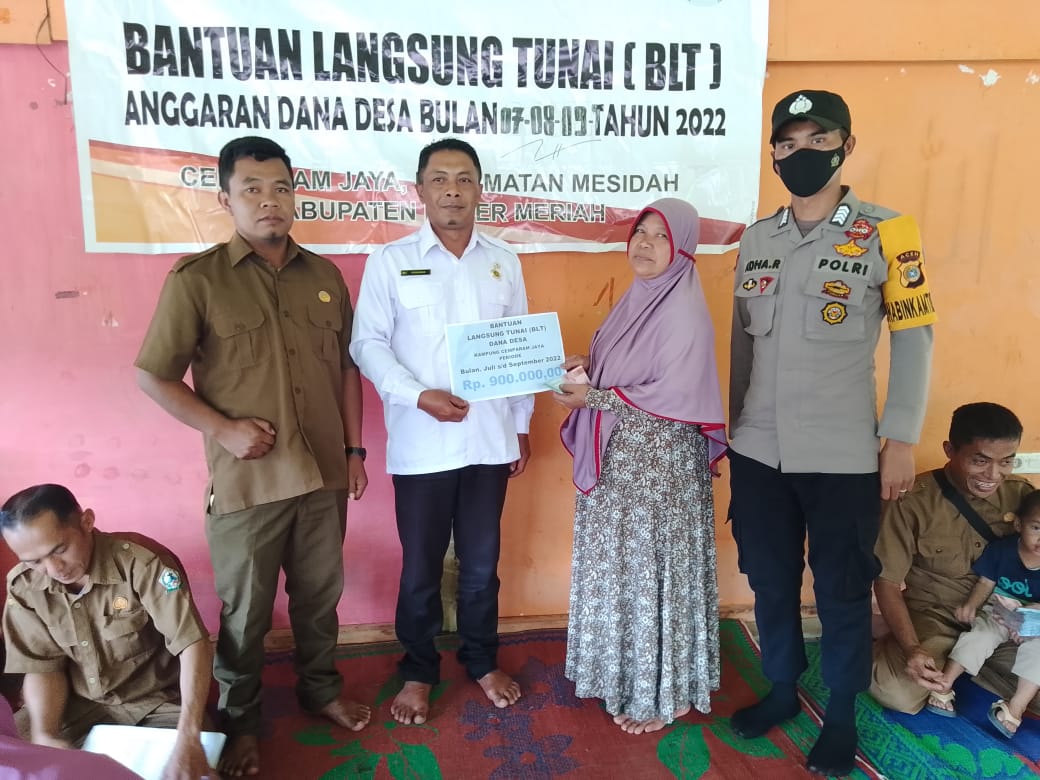 Pembagian Bantuan Langsung Tunai (BLT) Tahap 3 Dana Desa Cemparam Jaya Kecamatan Mesidah